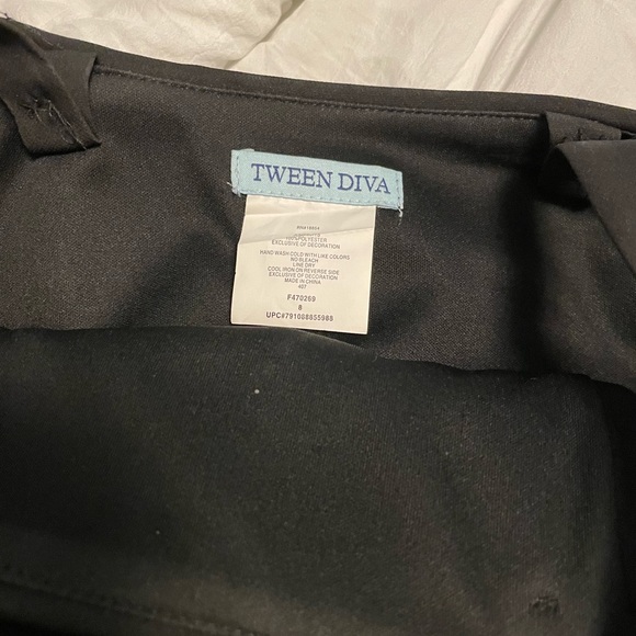 Girls size 8 jumpsuit in black with bow detailing - Picture 3 of 3